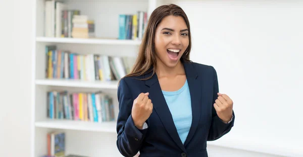 Behoorlijk Spaanse vrouwelijke zakenstagiaire — Stockfoto