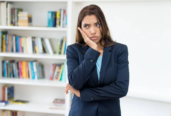 Triste aprendiz hispana de negocios —  Fotos de Stock