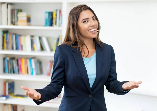 Lachen Spaanse vrouwelijke business stagiaire — Stockfoto