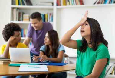 Hatanın sembolü olarak eli başının üstünde olan bir kız öğrenci.