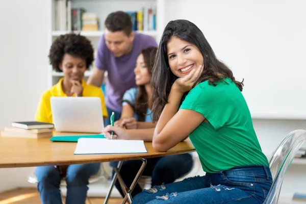 Eine lachende Studentin mit einer Gruppe multinationaler Studenten — Stockfoto