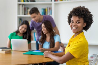 Farklı etnik gruplardan oluşan bir grup Afro-Amerikan kız öğrenci.