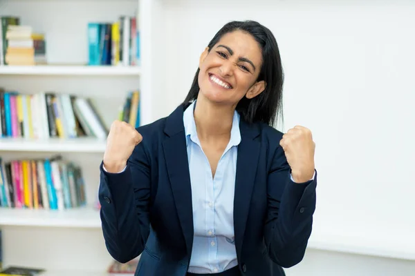 Juichend latijns amerikaans volwassen zakenvrouw met blazer — Stockfoto