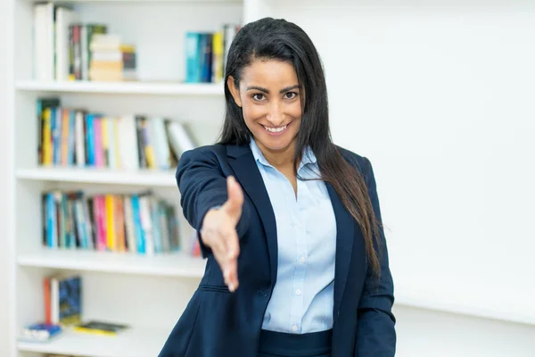 Saudação da empresária madura latino-americana com blazer — Fotografia de Stock