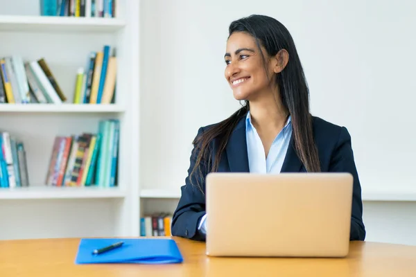 Laughing latin american mature businesswoman with blazer at comp — 스톡 사진