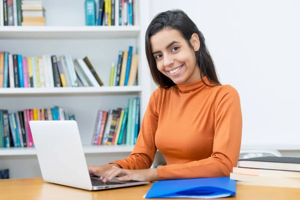 Bilgisayarda öğrenen güzel Türk kız öğrenci — Stok fotoğraf