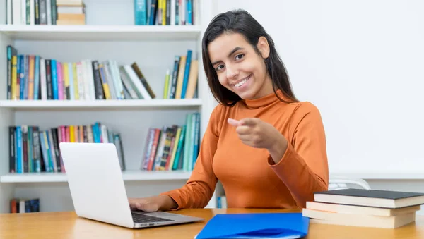 Rindo turco estudante do sexo feminino aprendendo no computador — Fotografia de Stock