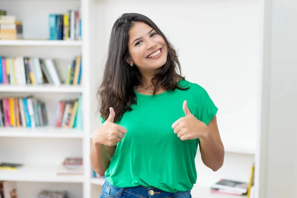 Latinamerikansk ung vuxen kvinna med långt mörkt hår — Stockfoto