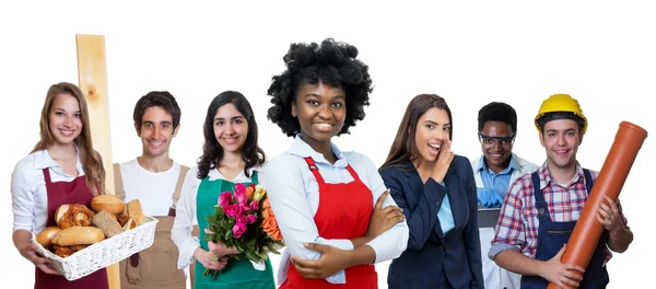 Schöne afrikanisch-amerikanische Kellnerin mit einer Gruppe internationaler — Stockfoto