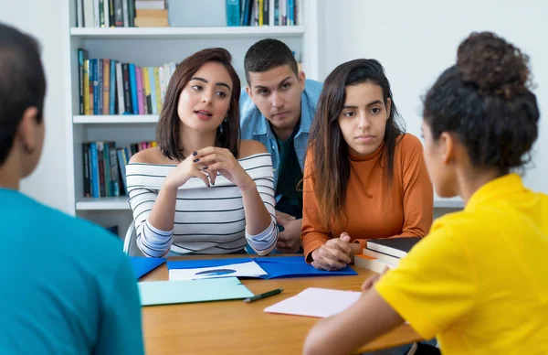 Gruppo di studenti latini e caucasici e arabi in discussione — Foto Stock