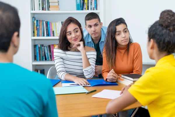 Grupo de estudantes americanos e hispânicos em discussão — Fotografia de Stock