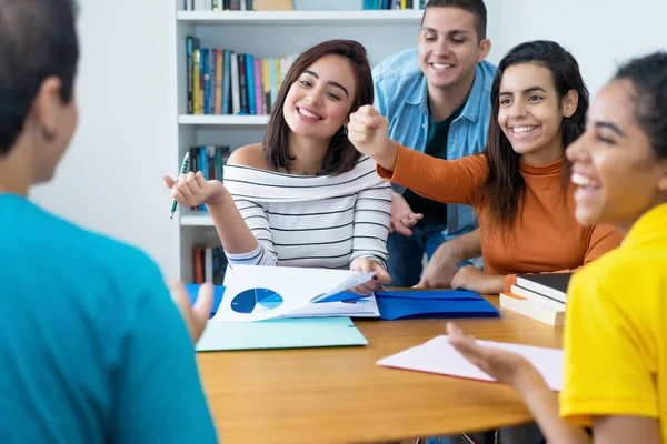 Lachende Gruppe amerikanischer und hispanischer und arabischer Studenten — Stockfoto