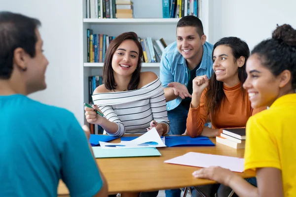 Lachende groep van Latijnse en blanke en Arabische studenten — Stockfoto