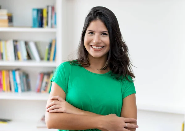 Retrato de mulher adulta jovem latino-americana com cabelo escuro longo — Fotografia de Stock