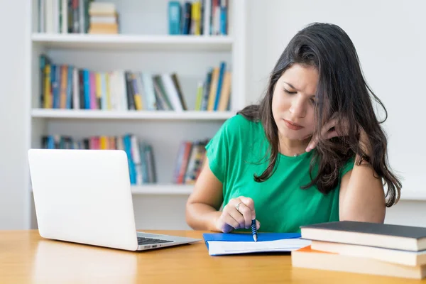 Latin american young adult woman with computer — Stock Photo, Image