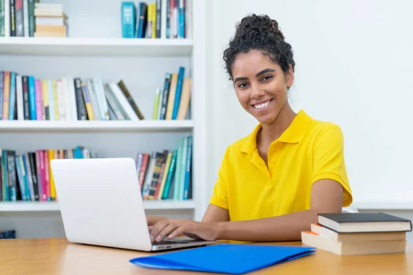 Riendo brasileña estudiante aprendiendo en la computadora —  Fotos de Stock