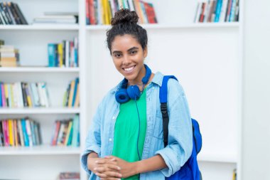 Sırt çantalı genç Brezilyalı kız öğrenci