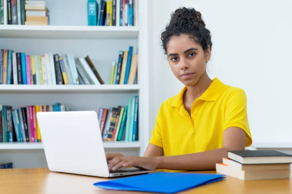 Hermosa brasileña estudiante de aprendizaje en el ordenador —  Fotos de Stock