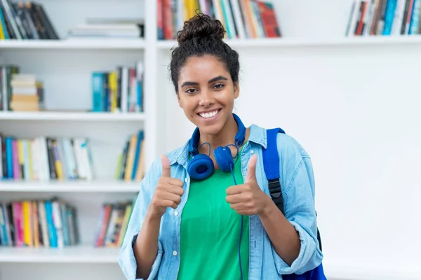 Úspěšná brazilská studentka s batohem — Stock fotografie