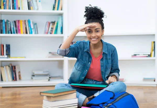 Estudante latino-americana bonita com livros e papelada — Fotografia de Stock