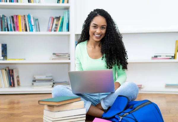 Laughing latin american female student with retainer and compute — 스톡 사진