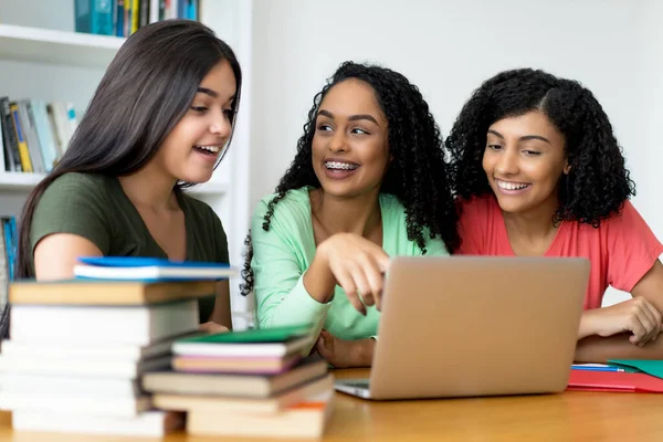 Groep van Braziliaanse en Spaanse studenten leren op de computer — Stockfoto