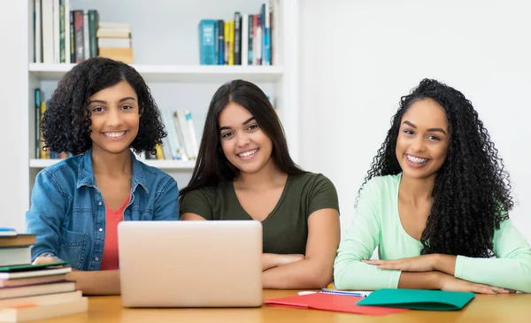 Porträtt av grupp latinamerikanska kvinnliga studenter vid datorn — Stockfoto