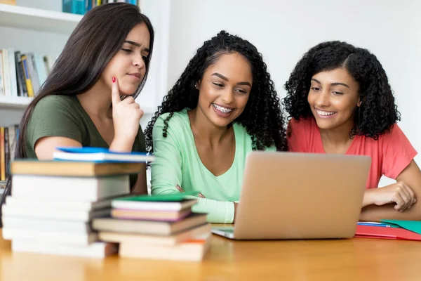 Bir grup Latin Amerikalı kız öğrenci bilgisayarda öğreniyor. — Stok fotoğraf