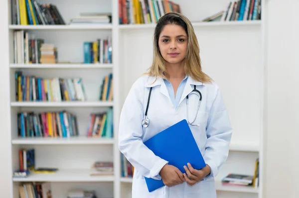 Grave loira feminino médico — Fotografia de Stock