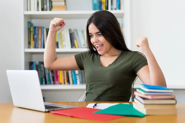 Cheering spanish female student at computer — Stock Photo, Image