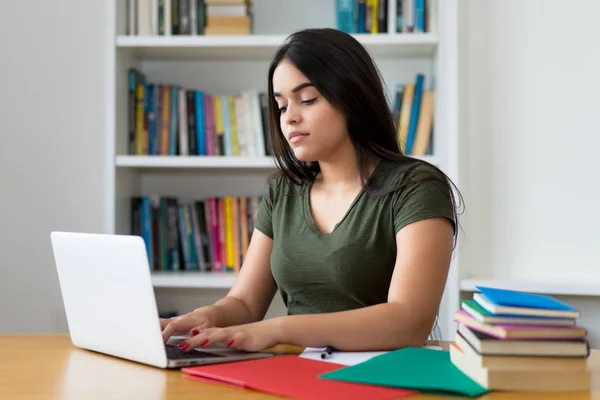 Іспанська студентка працює за комп'ютером. — стокове фото