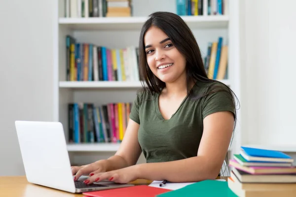 Vakker, spansk kvinnelig student på datamaskin – stockfoto