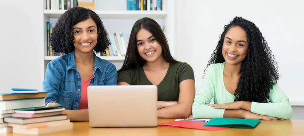 Zdjęcie grupowe brazylijskich studentek przy komputerze — Zdjęcie stockowe