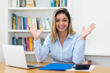 Bilgisayardaki sarışın, olgun iş kadını.