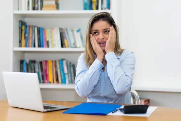 Stressad blond mogen affärskvinna — Stockfoto