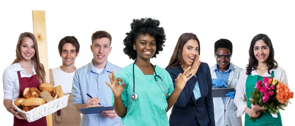 Hermosa enfermera afroamericana con grupo de aprendices — Foto de Stock