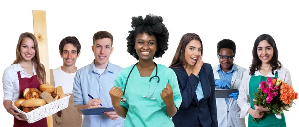 Jubelnde afrikanisch-amerikanische Krankenschwester mit einer Gruppe von Aprentices — Stockfoto