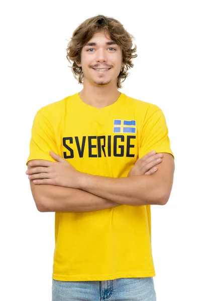 和来自瑞典的球衣一起笑着支持足球的人 因为他们被从白色背景中分离出来而被淘汰出局 — 图库照片
