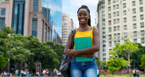 Nevető Afro Amerikai Fiatal Felnőtt Diák Raszta Szabadban Nyáron Városban — Stock Fotó