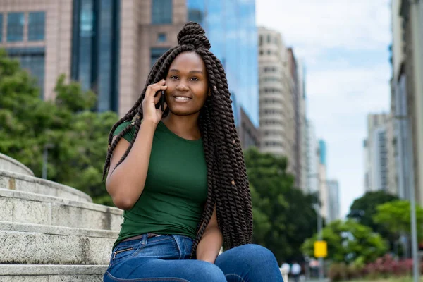 Αφροαμερικανή Νεαρή Ενήλικη Γυναίκα Εκπληκτικό Χτένισμα Στο Τηλέφωνο Εξωτερική Καλοκαίρι — Φωτογραφία Αρχείου