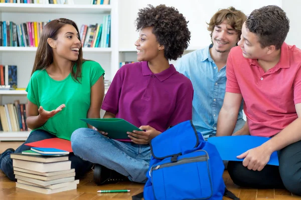 Lachende Gruppe Multiethnischer Studenten Bereitet Sich Auf Die Prüfung Der — Stockfoto