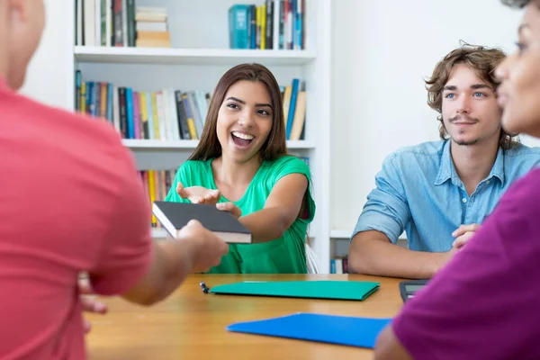 Groep Multiraciale Studenten Die Zich Voorbereiden Examen Het Klaslokaal Van — Stockfoto