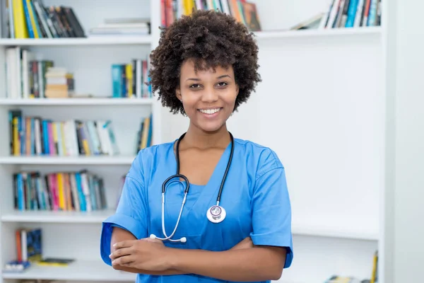 Retrato Enfermera Afroamericana Riendo Trabajo Hospital — Foto de Stock
