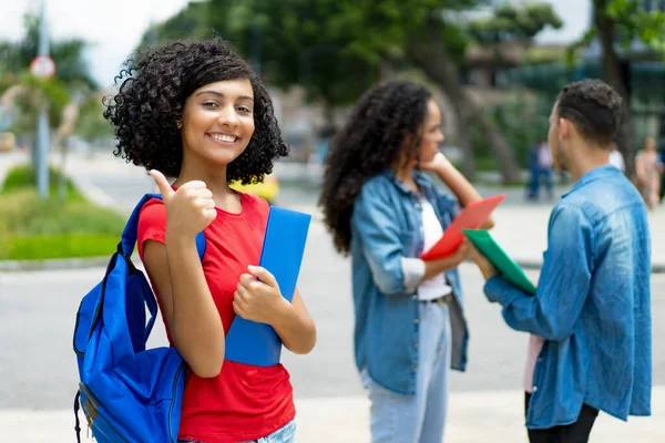 Estudiante Adulto Joven Árabe Exitoso Con Grupo Estudiantes Aire Libre — Foto de Stock