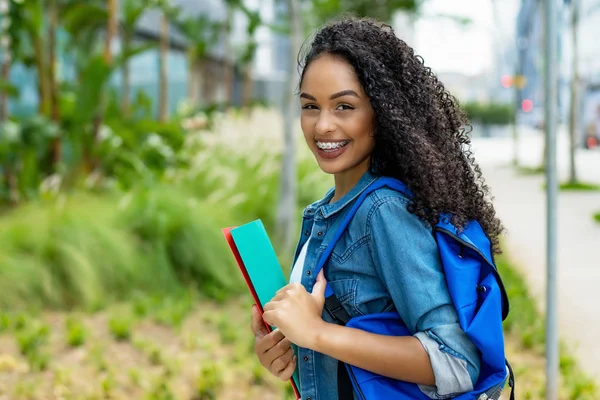 Vacker Brasiliansk Ung Vuxen Kvinna Student Med Tandställning Utomhus Staden — Stockfoto