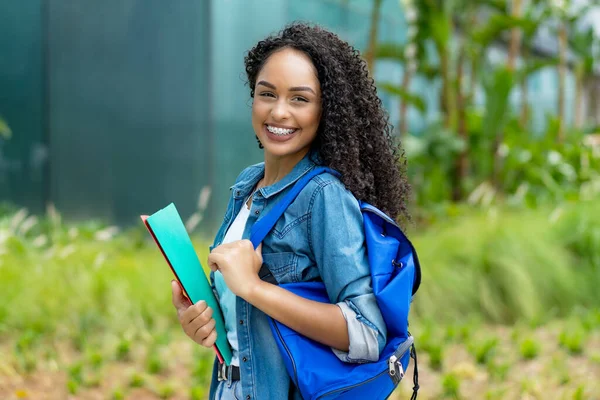 Bastante Brasileño Joven Estudiante Adulto Con Retenedor Aire Libre Ciudad —  Fotos de Stock