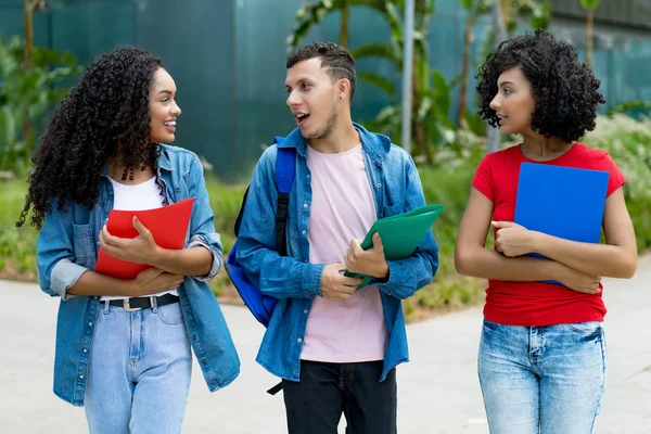 Gruppe Lateinamerikanischer Und Hispanischer Studenten Und Stipendiaten Sommer Der Stadt — Stockfoto