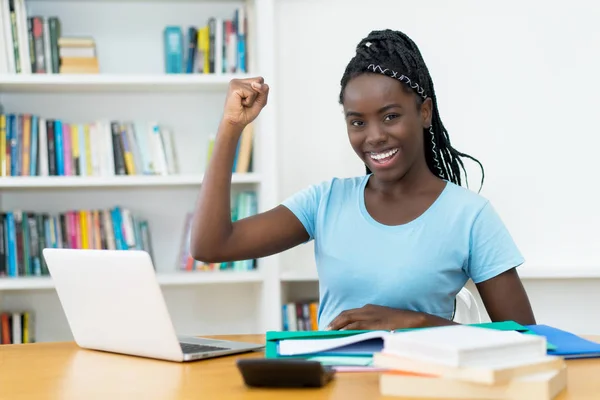 Glädjande Afrikansk Amerikansk Ung Vuxen Kvinna Student Vid Datorn Vid — Stockfoto