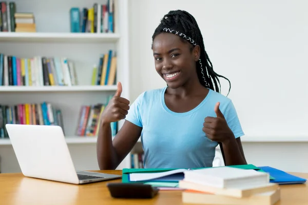 Gelukkig Afrikaans Amerikaans Jong Volwassen Vrouw Student Aan Computer Universiteit — Stockfoto