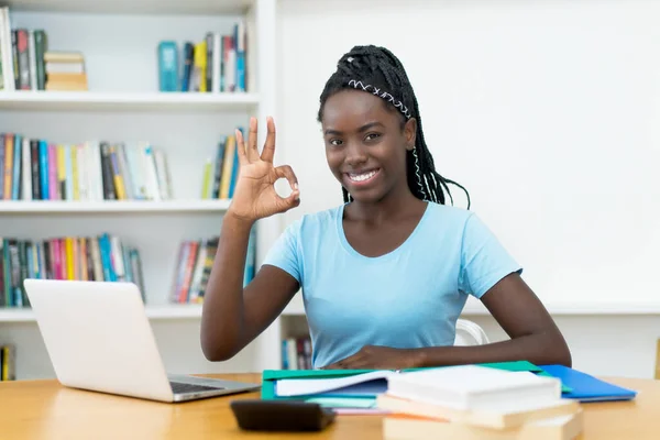 Feliz Afroamericana Joven Estudiante Adulta Computadora Universidad —  Fotos de Stock